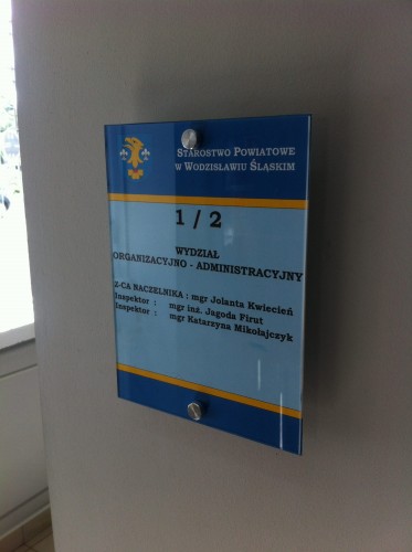 tabliczka przydrzwiowa na dystansach z wymienną grafiką.jpg