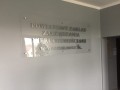 tablica z plexy z literami srebrnymi.jpg
