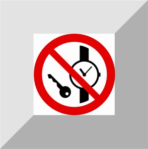 Naklejka zakaz wstępu z przedmiotami metalowymi i zegarkami