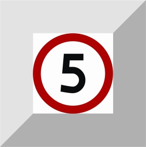 Tablica ograniczenie prędkości do 5 km/h