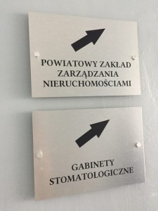 Tabliczka z dibondu na dystansach 10 x 20 cm
