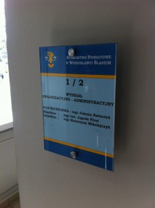 Tabliczka przydrzwiowa na dystansach A4