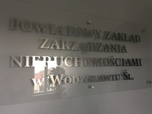 Tablica z pleksy z literami srebrnymi szczotkowanymi 2 x 1 m 